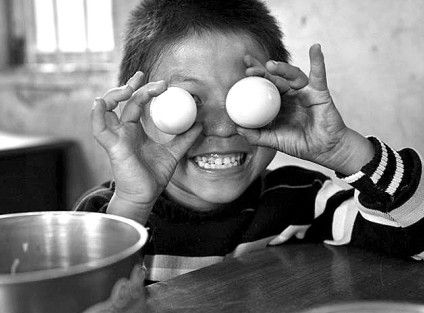 吃到免费午餐的孩子露出笑容?！懊夥盐绮汀敝驹刚?供图