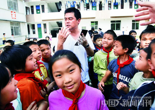邓飞和广东清远小三江镇中心小学的孩子们在一起。 图/ 受访者提供