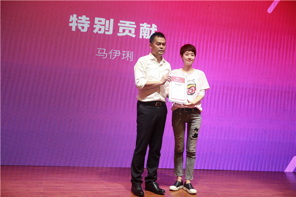 免费午餐基金爱心大使马伊琍与发起人邓飞合影／赵俊霞摄.jpg