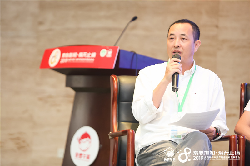 都市快报副总编辑姜贤正先生受邀主持论坛.jpg