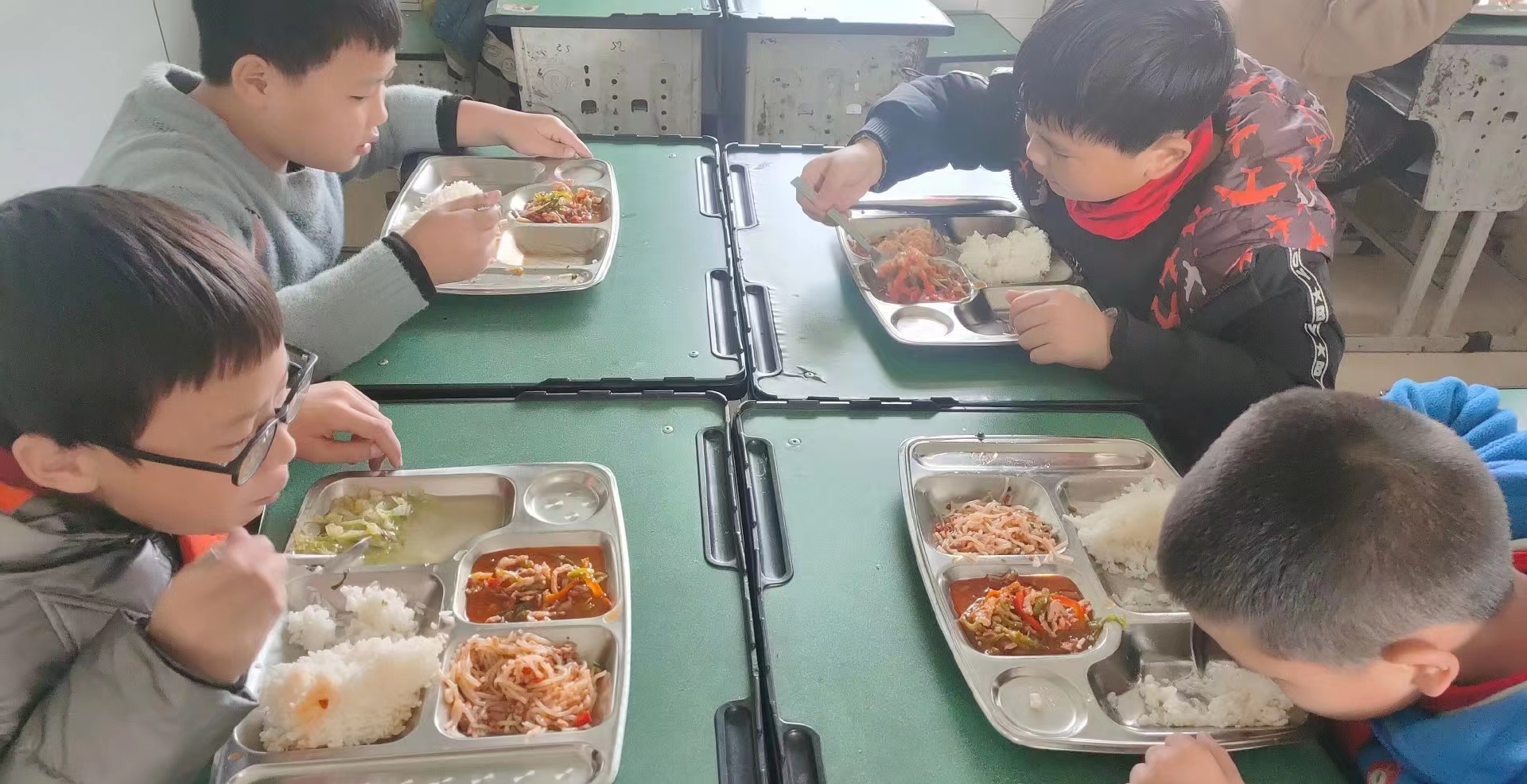 4、吃饭的孩子们.jpg