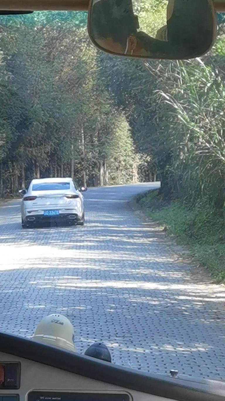 16、小巴车在土路和砖头路之间切换行驶，人在小巴车上墩墩墩到差点散架.png