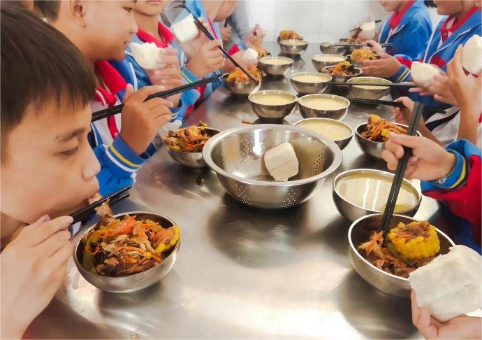 2、西堂子小学的孩子们在吃饭.jpg