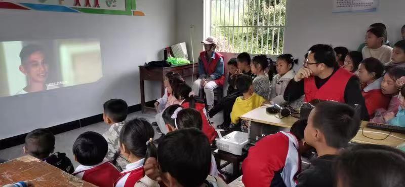 8、孩子们观看微电影《不离》.jpg